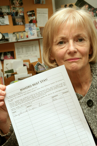 Fotogrāfija 1: MEP Glenys KINNOCK signs a petition in support to Adela Mahoro Mugabo