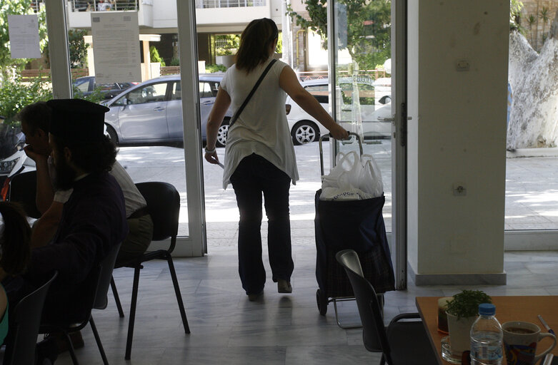 Fotografi 5: People in Solidarity Market in Athens