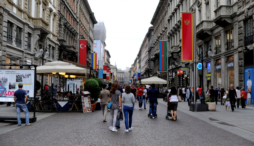 Fotografie 13: People walking in central Milan