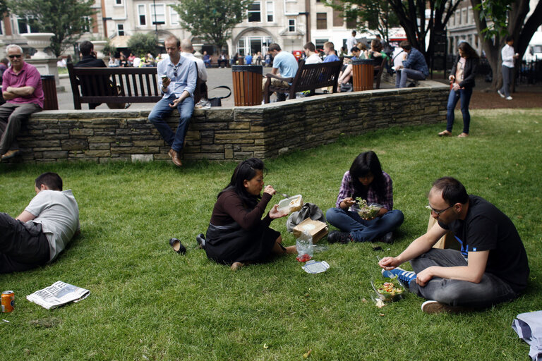 Fotografia 11: Commuters eat outside in the streets.