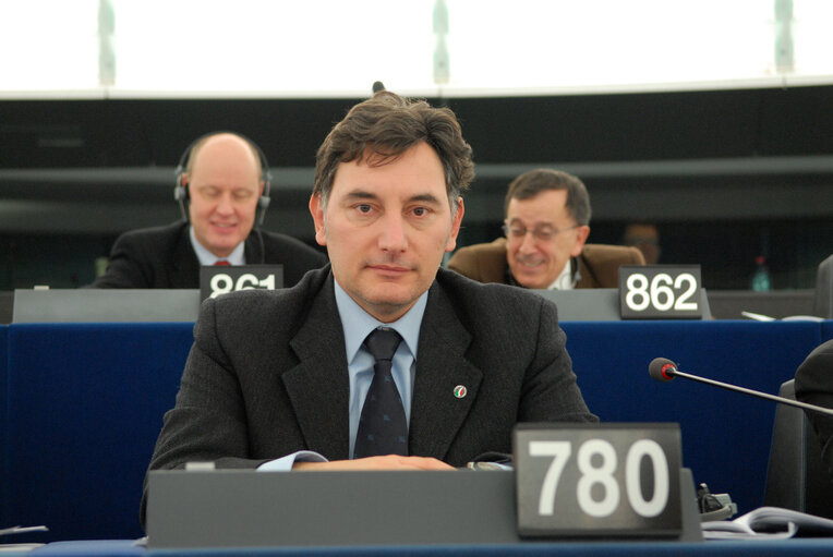 Снимка 1: MEP Luca ROMAGNOLI attends a plenary session in Strasbourg