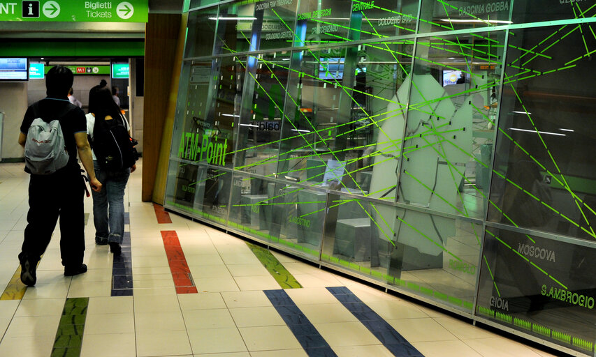 Fotografie 16: People walking in the metro station Garibaldi in Milan