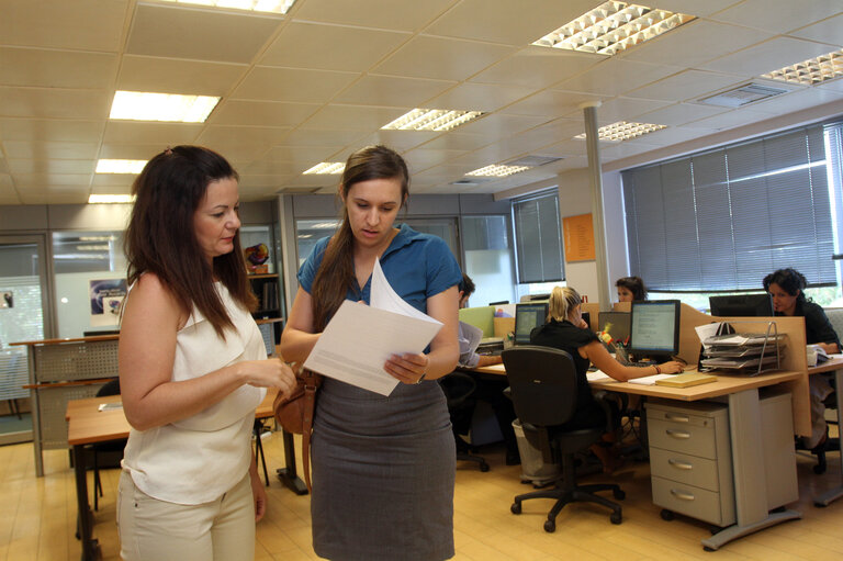 Fotografia 8: Young woman at Manpower Job search office in Athens