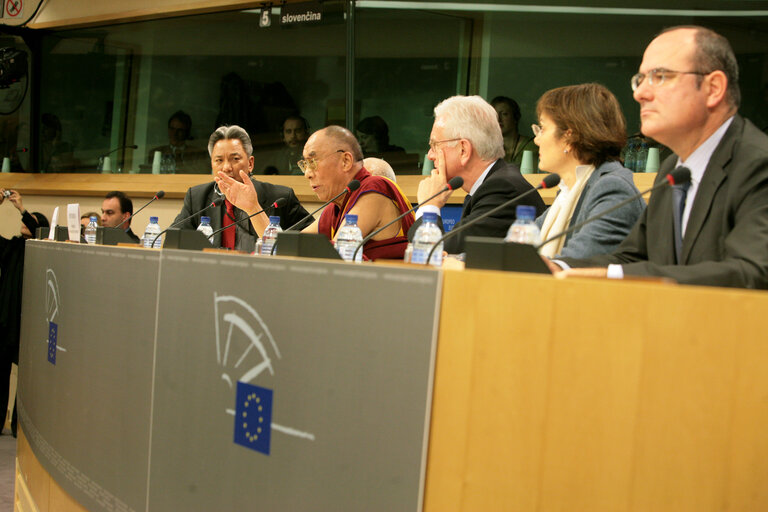 Foto 17: EP President and His Holiness the XIVth Dalai Lama hold a press conference in Brussels