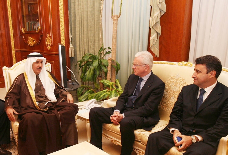 Fotografi 8: Hans-Gert POETTERING, EP President, makes an official visit in Saudi Arabia - EP President with Head of delegation for the European Union Luigi Narbone and Shurah Chariman Dr. Abdulaziz Al Mana and others outside  the Shura in Riyadh, Saudi Arabia