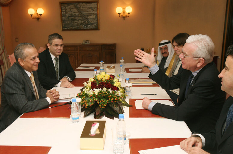 Fotografi 2: Hans-Gert POETTERING, EP President, makes an official visit in Saudi Arabia - EP President during a meeting with the GCC that includes Ambassadoer Mohamed Al Mahmeeed, Mr. Khalid Bin Fahad Al Khater and Mr. Daham Bin Mohammed Al Daham in Riyadh ,Saudi Arabia