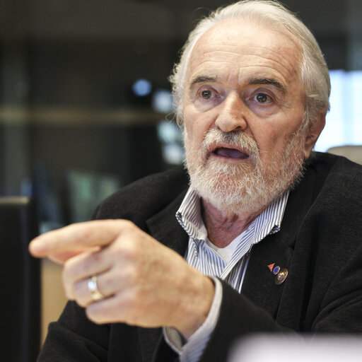 Photo 8 : New technologies and education for multilingualism.