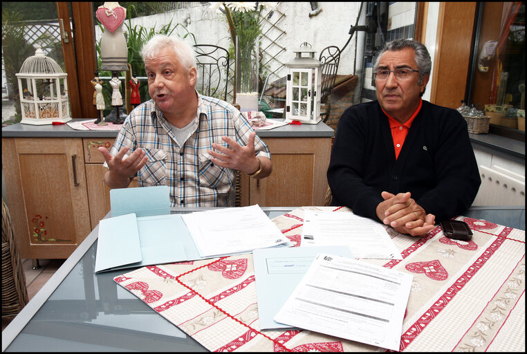 Fotografie 7: A former carpenter with respiratory cancer who can no longer work shows his health dossier.