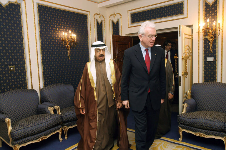 Photo 10: Hans-Gert POETTERING, EP President, makes an official visit in Bahrein - EP President with  the Prime Minister H.H. Shaikh Khalifa bin Salman Al Khalifa during their meeting in Manama, Bahrain