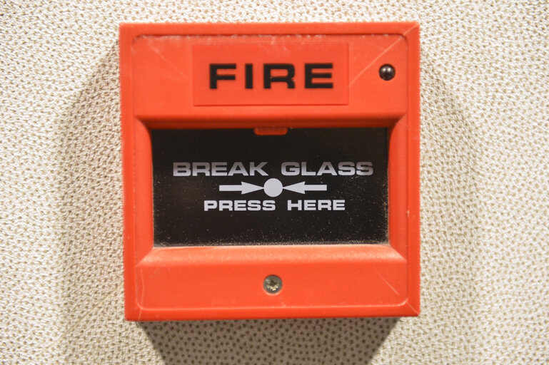 Fotografi 15: Manual call point fire alarm inside the EP in Brussels