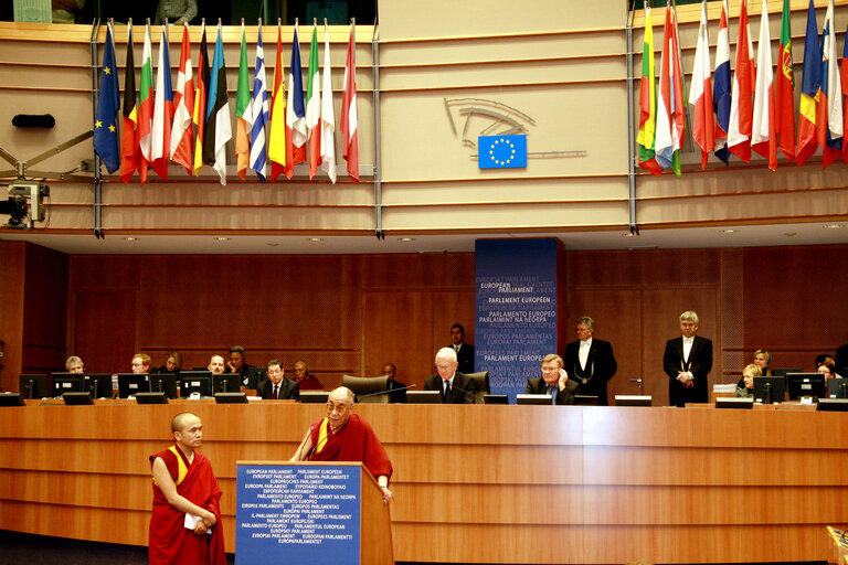 Foto 42: Plenary session in Brussels - His Holiness the XIVth Dalai Lama adresses a formal sitting