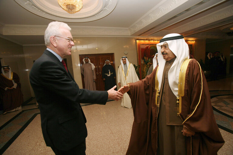 Photo 9: Hans-Gert POETTERING, EP President, makes an official visit in Bahrein - EP President with  the Prime Minister H.H. Shaikh Khalifa bin Salman Al Khalifa during their meeting in Manama, Bahrain