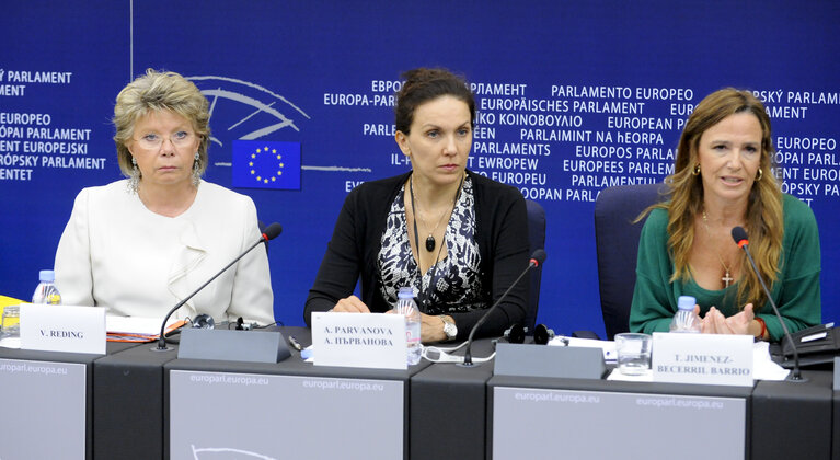 Fotografia 8: Press conference by Vice-President and High Representative in charge of Justice, Fundamental Rights and Citizenship and MEPs on minimum rights for victims across the EU