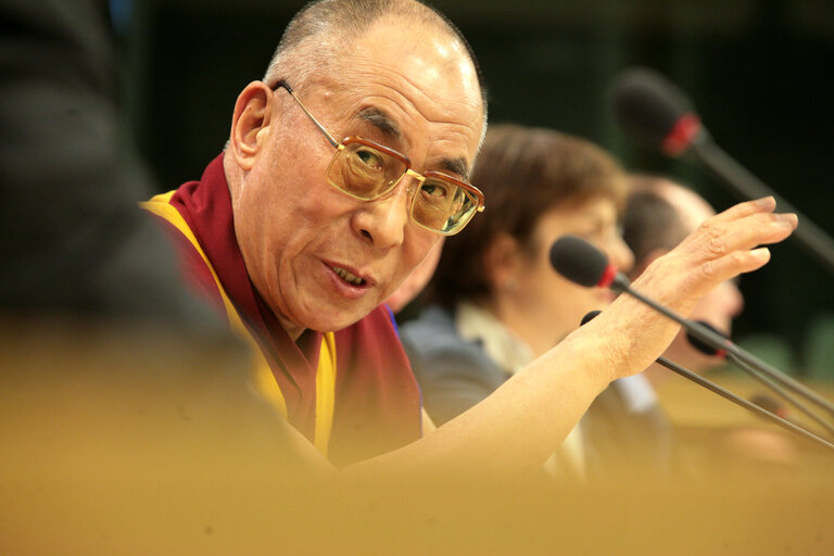 Foto 16: EP President and His Holiness the XIVth Dalai Lama hold a press conference in Brussels