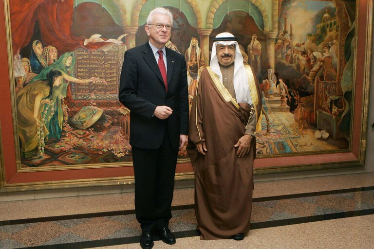 Photo 8: Hans-Gert POETTERING, EP President, makes an official visit in Bahrein - EP President with  the Prime Minister H.H. Shaikh Khalifa bin Salman Al Khalifa during their meeting in Manama, Bahrain