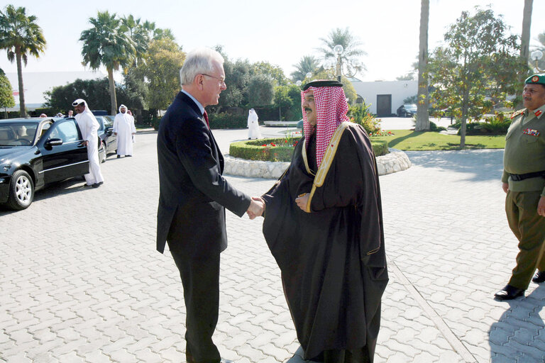 Photo 25: Hans-Gert POETTERING, EP President, makes an official visit in Bahrein - EP President with King Shaikh Hamad bin Isa Al Khalifa at the Safria Palace in Bahrain
