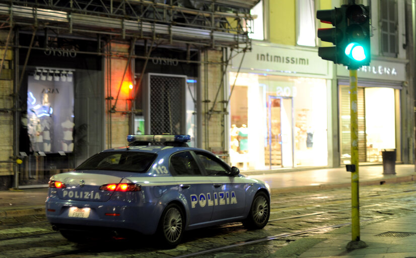 Fotografie 3: Italian Police in Central Milan