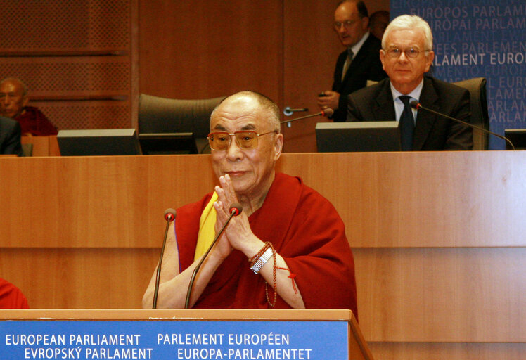 Foto 50: Plenary session in Brussels - His Holiness the XIVth Dalai Lama adresses a formal sitting