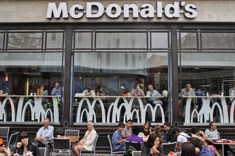 Fotografia 13: Commuters eat outside in the streets.