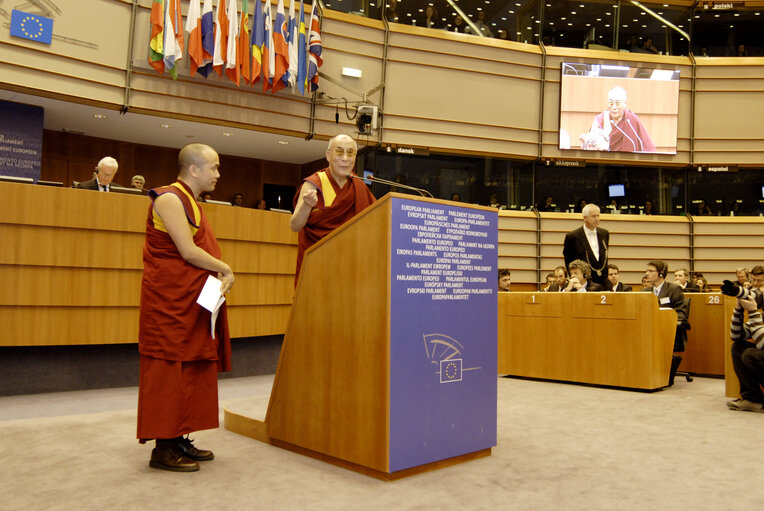 Foto 36: Plenary session in Brussels - His Holiness the XIVth Dalai Lama adresses a formal sitting