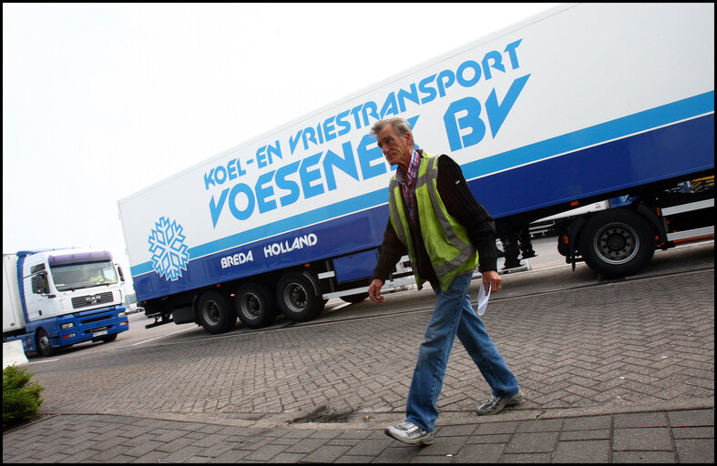 Foto 11: Luc Van Dam, 66, a truck driver since 44 years loads foodstuffs in Vlissingen, The Netherlands, to be delivered in northern France.