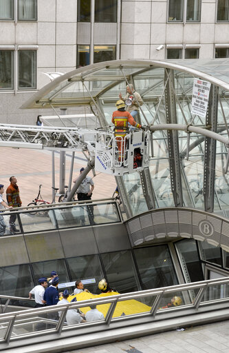 Photo 3 : Firemen in action in front of European Parliament