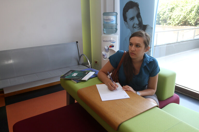 Fotografia 10: Young woman at Manpower Job search office in Athens