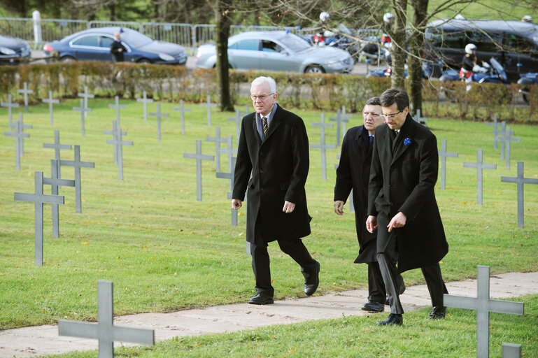 Fotografija 7: French President and his wife, Bundesrat President, EP President, EC President, and other officials attend a commemorative ceremony in a German cemetery in Ville Devant Chaumont, near Verdun