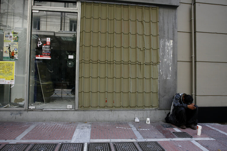 Fotó 9: Shop closed after riot damage in Athens