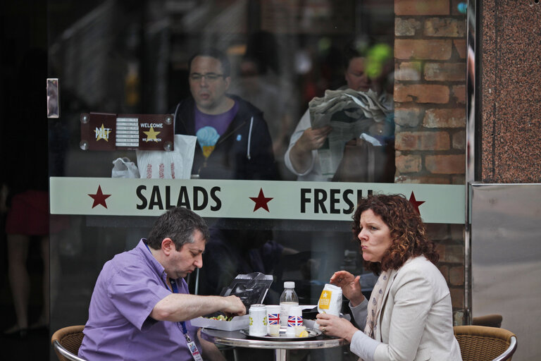 Fotó 7: Commuters eat outside in the streets.