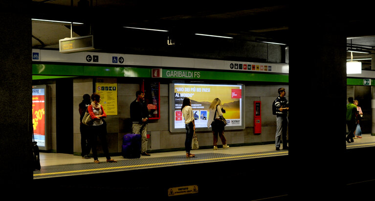 Fotografie 15: People walking in the metro station Garibaldi in Milan