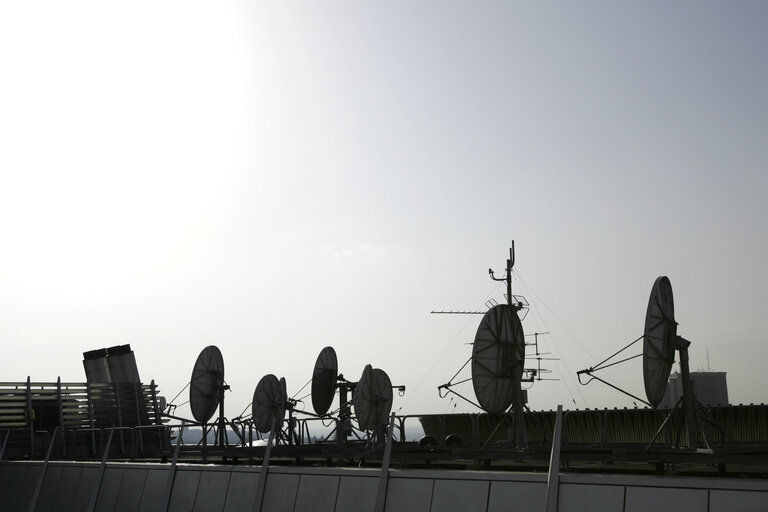 Fotografia 30: Satellite dishes on the roof of the EP.