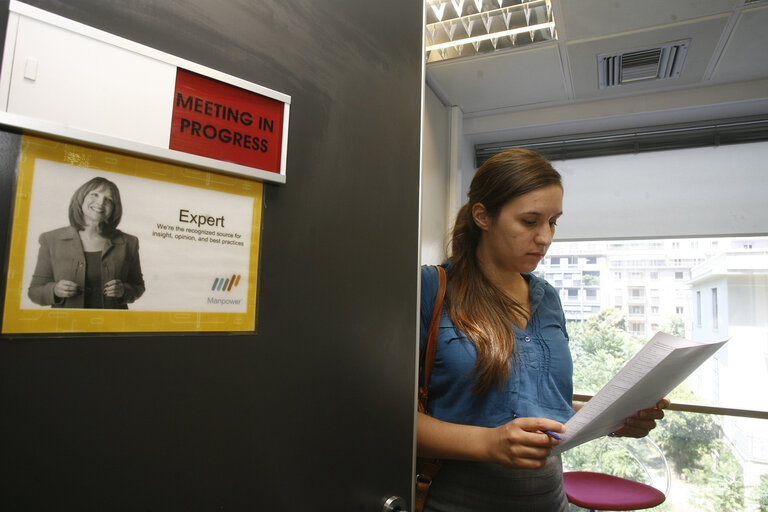 Fotografia 11: Young woman at Manpower Job search office in Athens