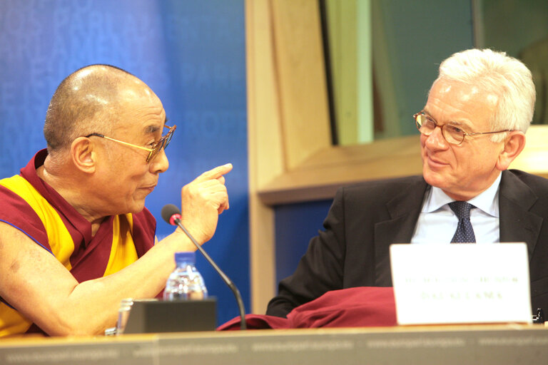 Foto 10: EP President and His Holiness the XIVth Dalai Lama hold a press conference in Brussels