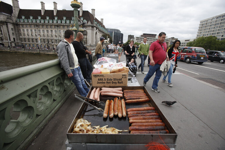 Zdjęcie 1: Commuters eat out side at the streets of London Britain