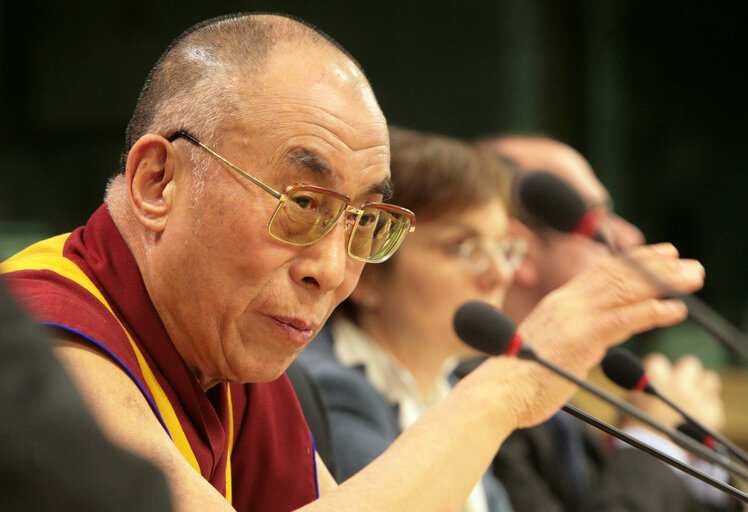 Foto 14: EP President and His Holiness the XIVth Dalai Lama hold a press conference in Brussels