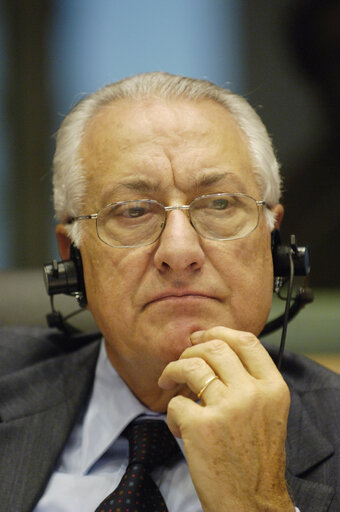 Fotografia 3: MEP Giuseppe GARGANI attends a meeting in Brussels