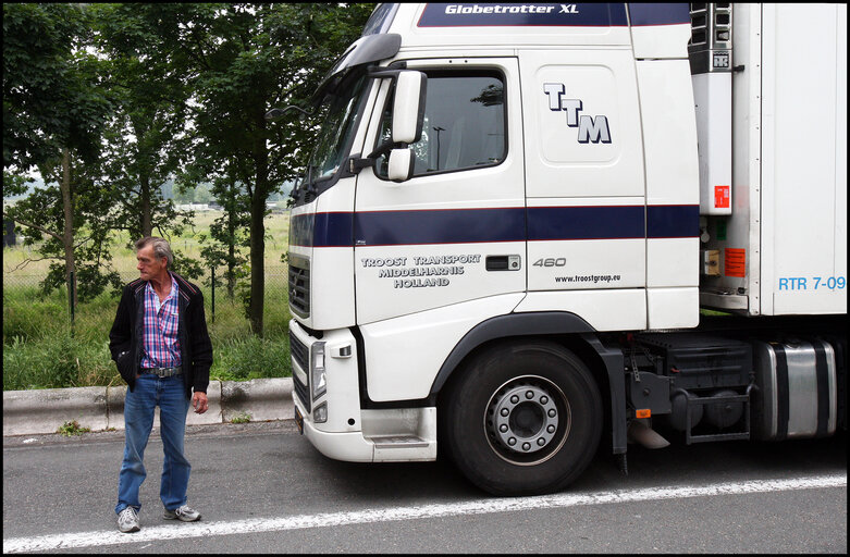 Valokuva 1: Luc Van Dam, 66, a truck driver since 44 years loads foodstuffs in Vlissingen, The Netherlands, to be delivered in northern France.