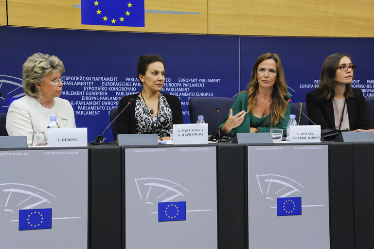 Fotografia 11: Press conference by Vice-President and High Representative in charge of Justice, Fundamental Rights and Citizenship and MEPs on minimum rights for victims across the EU