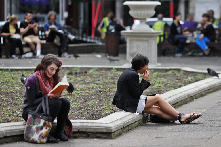 Fotó 6: Commuters eat outside in the streets.