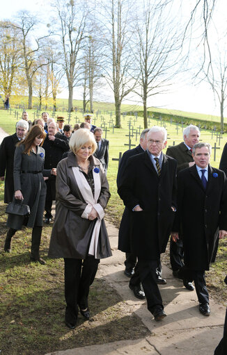 Fotografija 8: French President and his wife, Bundesrat President, EP President, EC President, and other officials attend a commemorative ceremony in a German cemetery in Ville Devant Chaumont, near Verdun