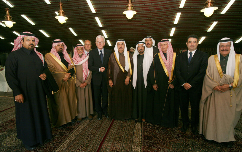 Fotografi 13: Hans-Gert POETTERING, EP President, makes an official visit in Saudi Arabia - EP President with members of the Shura in Riyadh