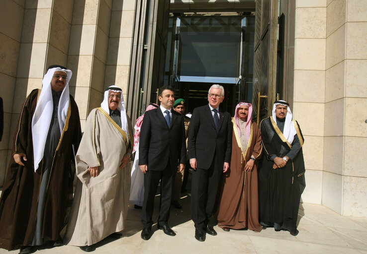 Hans-Gert POETTERING, EP President, makes an official visit in Saudi Arabia - EP President with members of the Shura in Riyadh