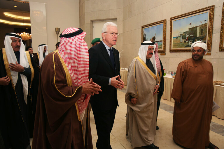 Fotografi 14: Hans-Gert POETTERING, EP President, makes an official visit in Saudi Arabia - EP President with Shurah Chairman Dr. Abdulaziz Al Mana  standing in the one of the chambers of the Shura in Riyadh