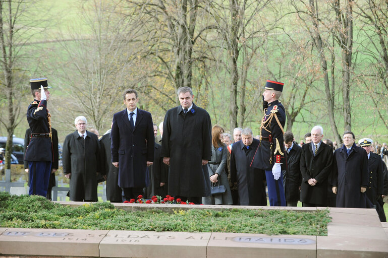 Fotografija 9: French President and his wife, Bundesrat President, EP President, EC President, and other officials attend a commemorative ceremony in a German cemetery in Ville Devant Chaumont, near Verdun