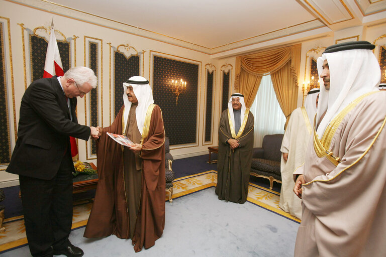 Photo 6: Hans-Gert POETTERING, EP President, makes an official visit in Bahrein - EP President with  the Prime Minister H.H. Shaikh Khalifa bin Salman Al Khalifa during their meeting in Manama, Bahrain