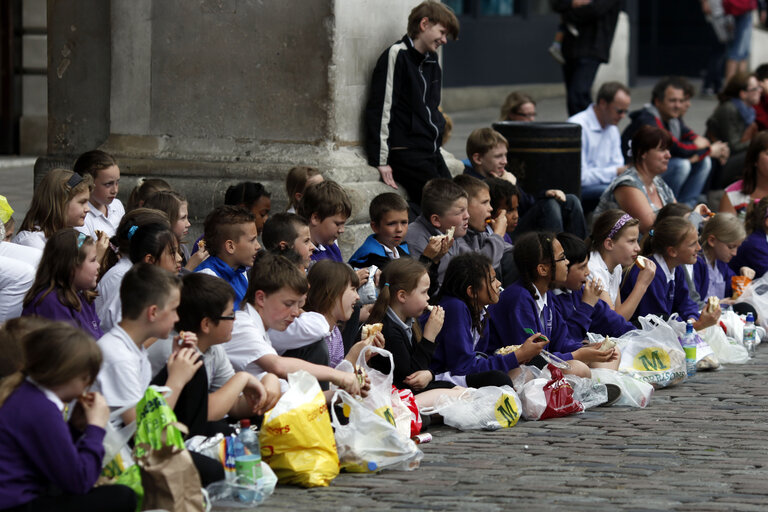 Fotografia 3: Commuters eat outside in the streets.