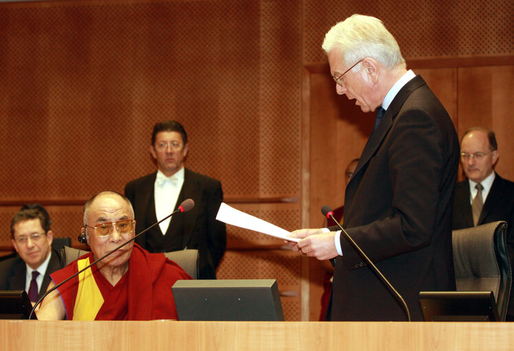 Foto 2: Plenary session in Brussels - His Holiness the XIVth Dalai Lama adresses a formal sitting