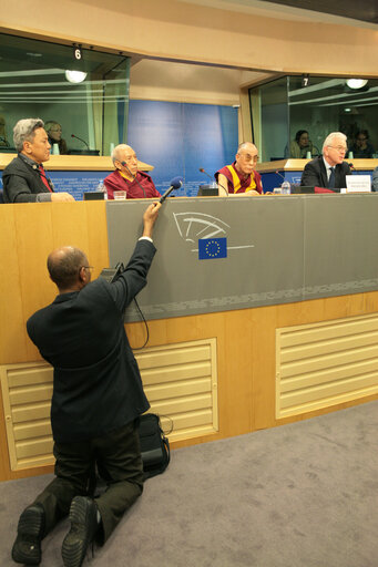 Foto 9: EP President and His Holiness the XIVth Dalai Lama hold a press conference in Brussels