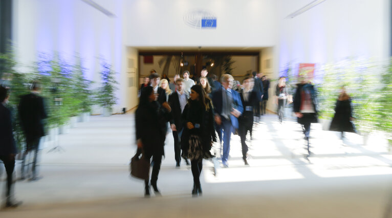 Fotografie 6: People walkng through Passerelle Karamanlis between the ASP and PHS buildings